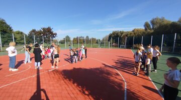 SPORTOVNÍ DOPOLEDNE S ŽÁKY 6.B J. SEIFERTA / Mgr. L. Kučerová/.