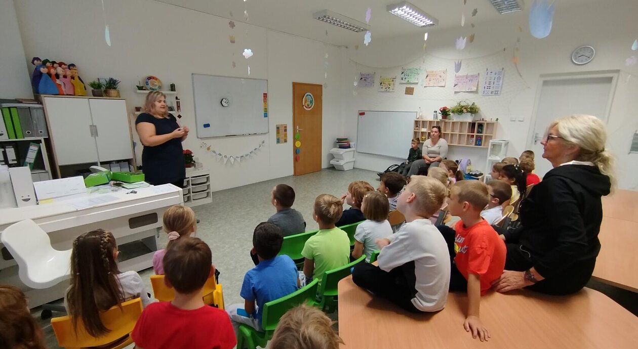 ROBOTIKA - ing. K.MACUROVÁ / ukázky programování robota na tabuli, skládání dráhy pro roboty z puzzlí/.