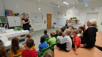ROBOTIKA - ing. K.MACUROVÁ / ukázky programování robota na tabuli, skládání dráhy pro roboty z puzzlí/.